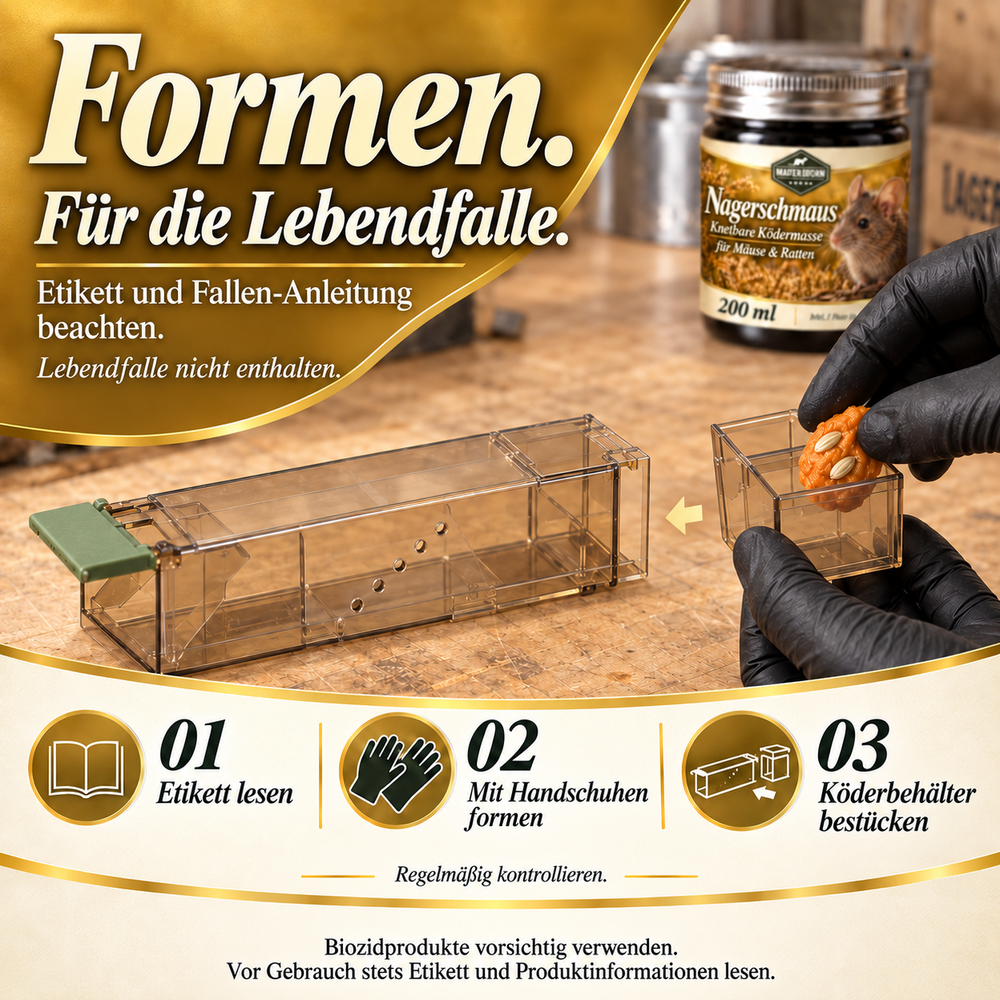 Schwarze Anwendungshandschuhe bestücken den hinteren abnehmbaren Köderbehälter einer transparenten Maus-Lebendfalle